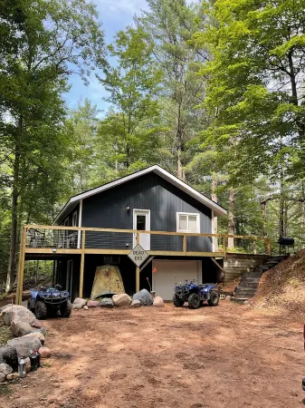 St.Germaine Secluded fully renovated home lake access, ATV snowmobile Отели в г. Кловерленд