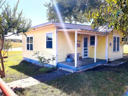 Alfred Haus 15min to town, porch, pond Отели рядом с достопримечательностью «Национальный исторический парк имени Линдона Б. Джонсона»