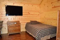 "Family Fun by the River: Sleeps 9, Pet-Friendly Cabin 莫農加希拉國家森林附近的飯店