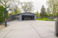 Cheerful, Lake Home with amazing backyard! Hotels in Cedar Lake