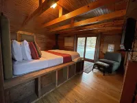 Unique Artisan home, near water, beach ,biking & hiking trails,3 bedroom,Hot tub