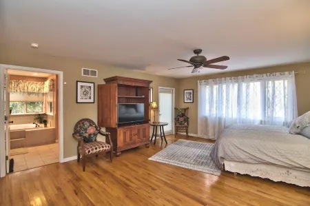 Waterfront Home in the Poconos,  Dog Friendly Отели рядом с достопримечательностью «Поконо Гарденс»