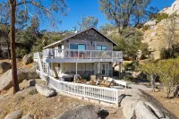 Lakeside Paradise Clam Getaway- Hot Tub, Fire pit, Lake Views, Games Hotel dekat Nuui Cunni Native American Intertribal Cultural Center and Museum