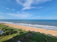 Williams Surf Side  Ocean front & turtles   condo  2 king BR in Ormond Beach FL Отели рядом с достопримечательностью «Парк Сибридж Риверфронт»