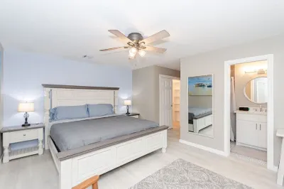 Fresh 3/2 with game room, 1/2 mile to the Boardwalk, golf cart available Hotels near Cherry's Designs