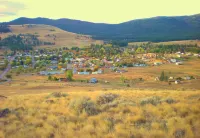 Relax in "Big Sky" Style just 3 blocks from the Symes Mineral Soaks!