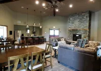 New 5 Bed 4 Bath Cabin, Fire Pit, Hot Tub, Arcade Games & All Paved Roads Hoteles en South Lawrence