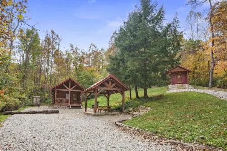 Cozy Hocking Hills Cabin on 20 private acres! Only 7 miles from State Park!