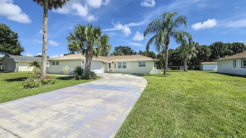 Pool house( Heated pool) with Oasis garden near the beach Location! Location!