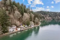 Zen & Modern beachfront home on Vashon- grill/pet/family/wifi/games/beach/seals