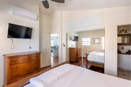 Steps to La Jolla Cove with Gorgeous Views, Village Living at its Finest! Отели рядом с достопримечательностью «Аквариум «Берч»»