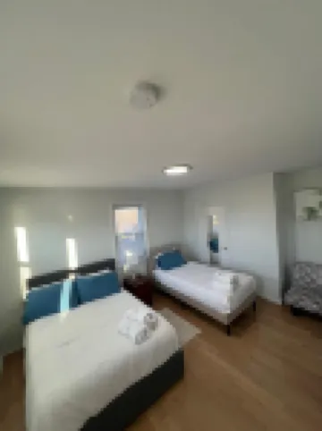 Relax with family or friends to this elegant apartment in the heart of Waltham