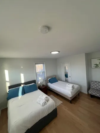 Relax with family or friends to this elegant apartment in the heart of Waltham Отели рядом со станцией Брендейс / Робертс