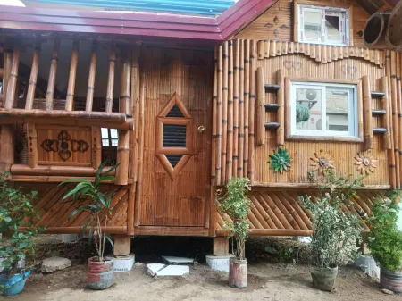 Aremen Transient, Nipa Hut with shared main house's bathroom Отели в г. Сан Хуан