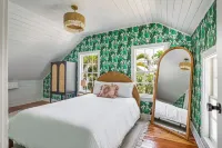Charming + Circa 1889 Historic Eyebrow Home - 2-Sterne