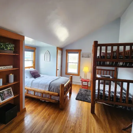 Lakeshore Loft - Spacious Apartment, Walking Distance to Private Beach Access