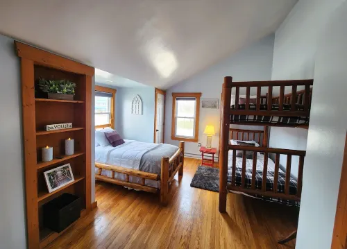 Lakeshore Loft - Spacious Apartment, Walking Distance to Private Beach Access