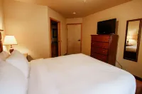 Café Condo Mountain Escape - Heated Pool & HotTub Open Late Hotels near Icicle Station