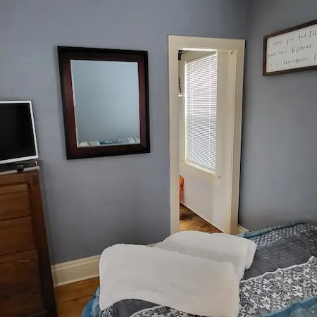 Point Central! - Bright, Simple Downtown Apartment