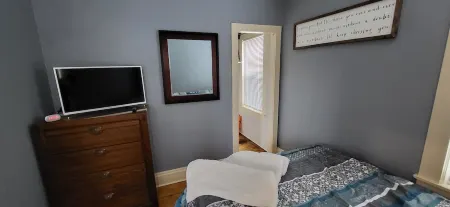 Point Central! - Bright, Simple Downtown Apartment Отели в г. Стивенс Пойнт