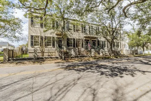 Beautiful Townhouse at De Tonti Square