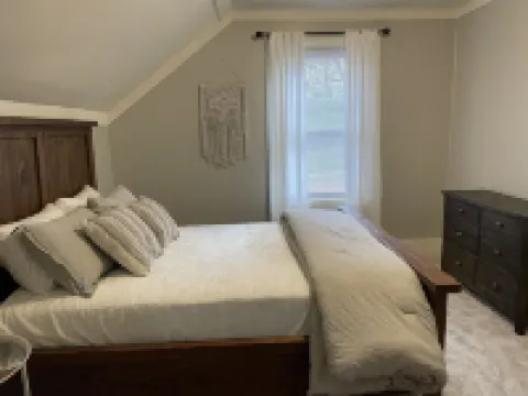 Charming Newly Renovated 1 Bedroom Hotels in Franklin County