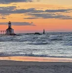 Treehouse Bungalow- Quaint and Cozy Getaway!