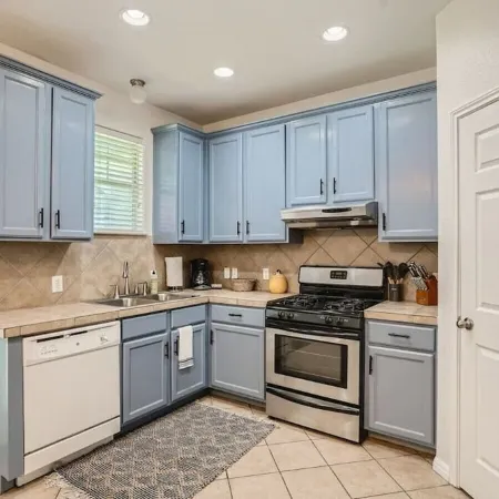 Business Friendly Central Austin 3/2 Townhome w/ Pool!