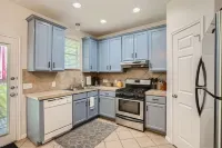 Business Friendly Central Austin 3/2 Townhome w/ Pool!