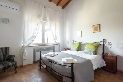 Luxe Roman Villa 25 minutes away from Rome | POOL, TENNIS COURT, FOOTBALL ACI Vallelunga Circuit附近的飯店