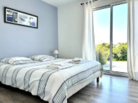 130m2 contemporary house, sleeps 9, sea view  호텔