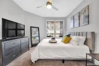 LUX KING+QUEEN beds*NoDa/Uptown*walk to dine & ent