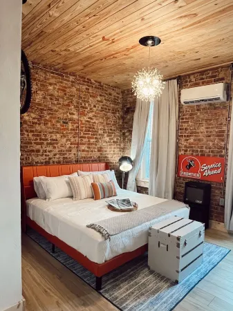 Hidden Station. 2 bedroom pet friendly apartment in the heart of Horse Cave Ky.