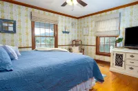 Panoramic Mountain Views w/ Hot Tub & 2 King Suites! Private Location on 3 Acres