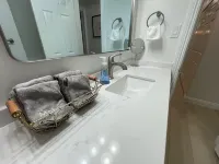 Riverside Cozy Modern Oasis with Pool 베니딕트 캐슬 주변 호텔