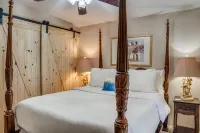 Romantic Getaway Cottage with Hot Tub and Resort Amenities