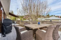 Charming Spacious Victorian Garden Oasis in the heart of Marin, Gate, Deck, BBQ