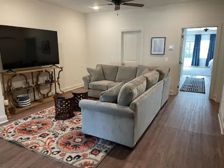 Tiger Townhouse 3/3 townhouse Отели рядом с достопримечательностью «Парк штата Чевакла»