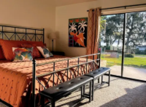 Cozy 2 bedroom water view retreat nestled in the heart of downtown Mount Dora.