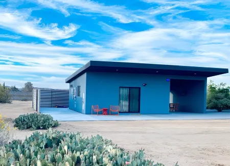 Brand New Tiny Home in Joshua Tree with Enchanting Mountain Views