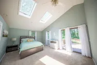 Expansive Beautiful Ranch with Pool and hot tub. Close to Beach Sleeps 20+