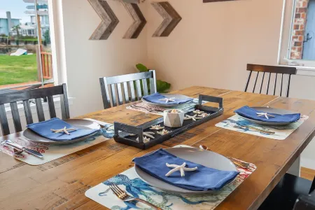 Whidbey Waterfront Retreat- Fireplace - Steps to Beach - Bird Watching Отели рядом с достопримечательностью «Мееркерк Гарденс»