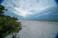 SANDY TUNDRA TOWNHOUSE, WATER-VIEWS, BOAT SLIP, PRIVATE BEACH, CLUB ACCESS - Beach