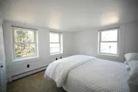 Beautiful Downtown 3 Bedroom 1 & 1/2 Bath/ High Speed Internet/ Cable / Desk