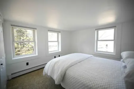 Beautiful Downtown 3 Bedroom 1 & 1/2 Bath/ High Speed Internet/ Cable / Desk