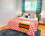 Spacious 5-bedroom House Just 1 Block from the Lake, with a Boat Launch!