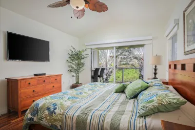 FULLY RENOVATED UNIT. 3 BDRM, 3 BATH SLEEPS 8. PERFECT FOR GRANDPARENTS Hotels near White Sands Beach(La'aloa Bay)