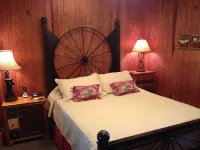 Lakefront Cottage Near Forest & Cities with canoes, grill, and more!