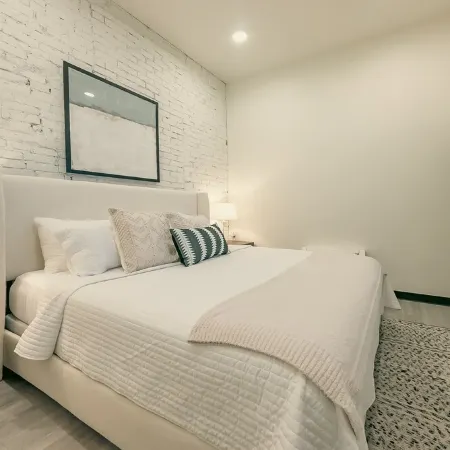Modern Suite ~ Above Starbucks ~ Fast Wi-fi