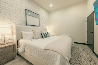 Modern Suite ~ Above Starbucks ~ Fast Wi-fi